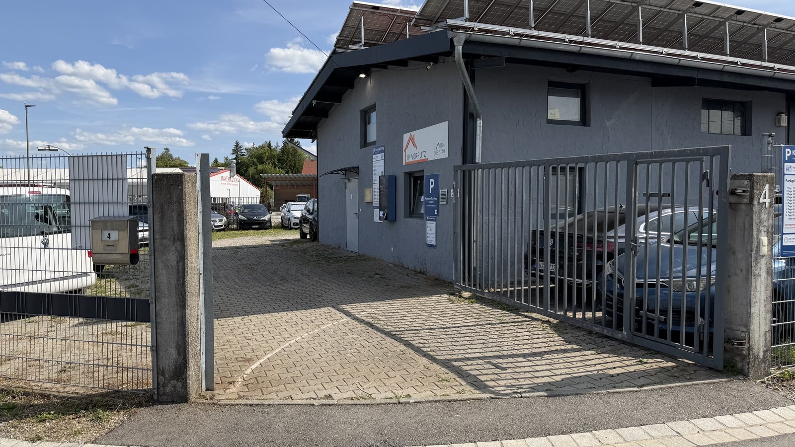 Einfahrt zum Parkplatz HolidayPark mit Tor und Beschilderung an der Zufahrt Am Ziegelstadel